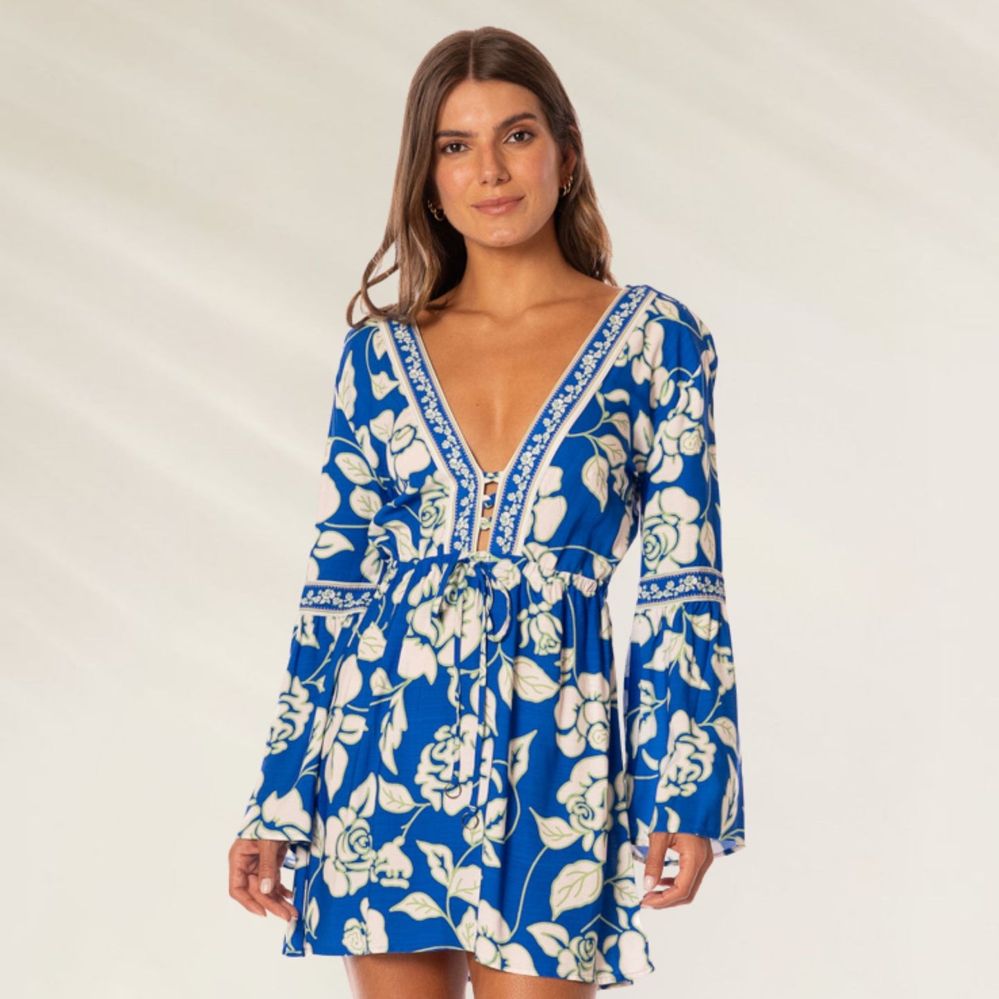 Vestido Curto Floral Azul Agnes da Maaji com mangas longas e decote em V