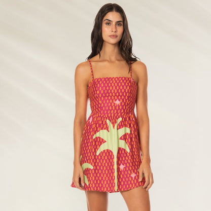 Vestido Curto Funky Palms Elaria com estampa vibrante de palmeiras e cor pink, ideal para o verão