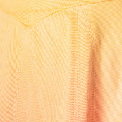 Detalhe do vestido curto Sunrise Sky da Maaji com tecido leve em tons de amarelo e laranja