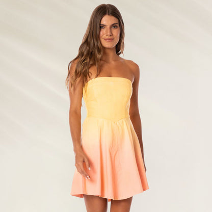Vestido Curto Sunrise Sky da Maaji em tons de amarelo e laranja, ideal para dias ensolarados