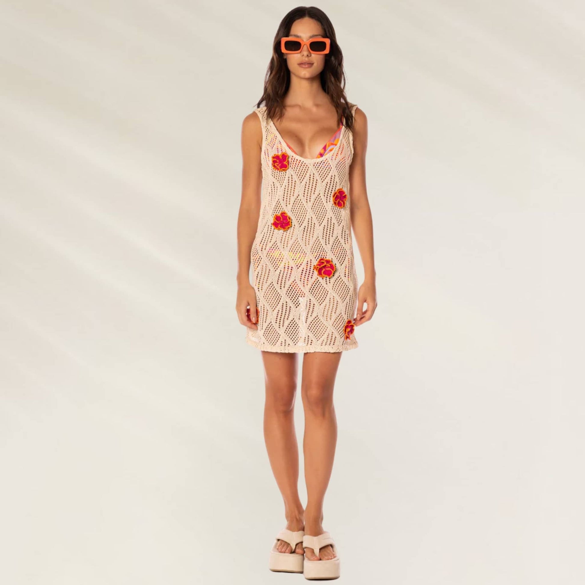 Vestido Curto Woven Garden Vacay da Maaji com flores e design leve ideal para o verão
