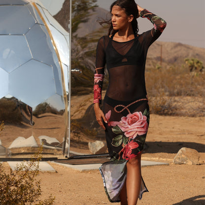 Vestido de Praia Kate Bloom com estampa floral e design elegante em ambiente desértico