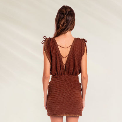 Vestido Despi Plunge Shiny Mocha curto com detalhes em laços nas costas para um visual elegante