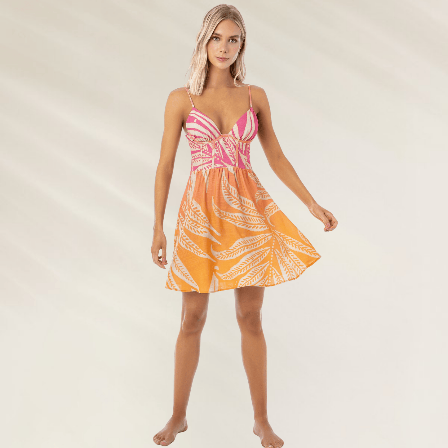 Vestido curto Maaji com estampa floral em tons de laranja e rosa, ideal para dias quentes