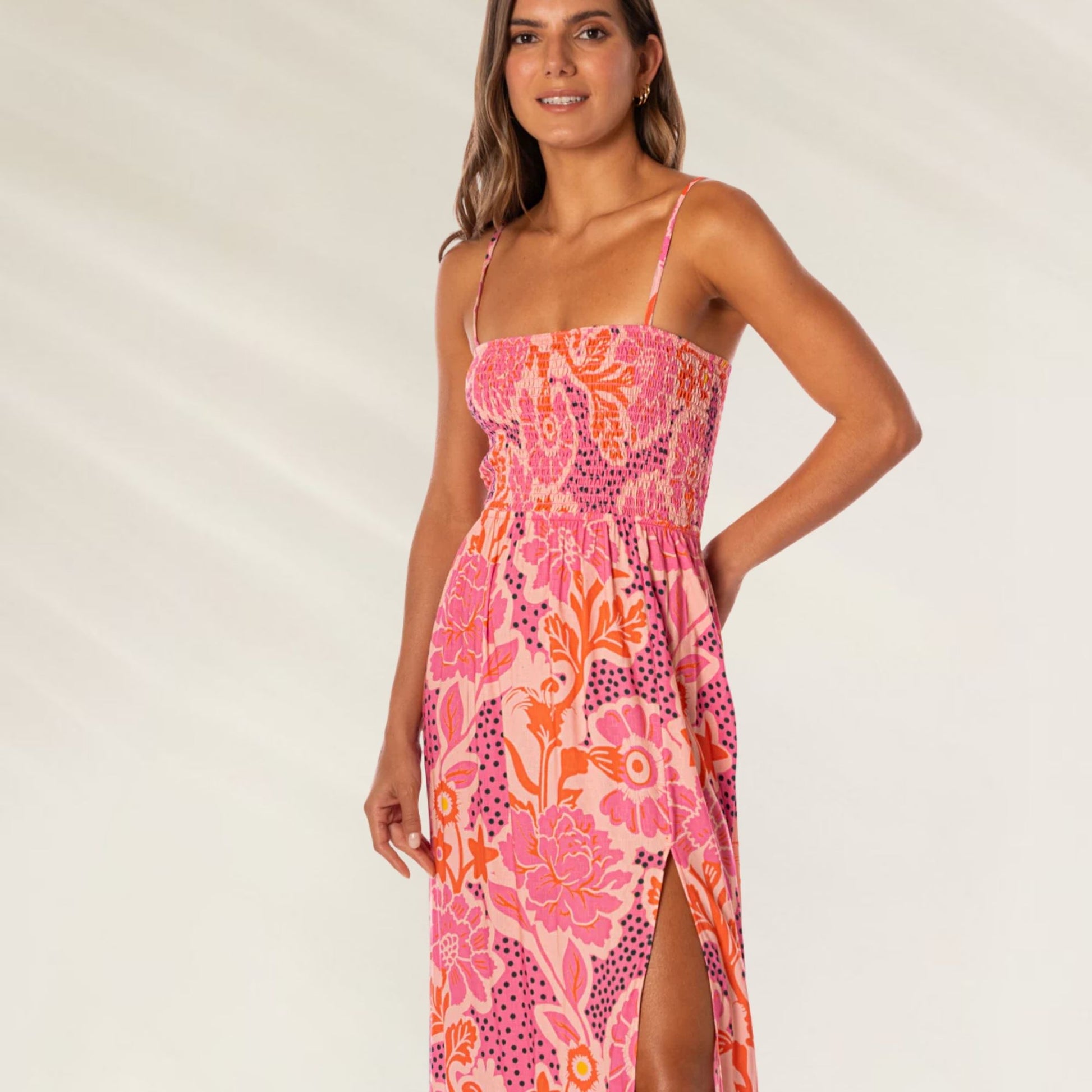 Vestido Floral Lavinia Maxi da Maaji em rosa com estampa vibrante e fenda lateral para o verão