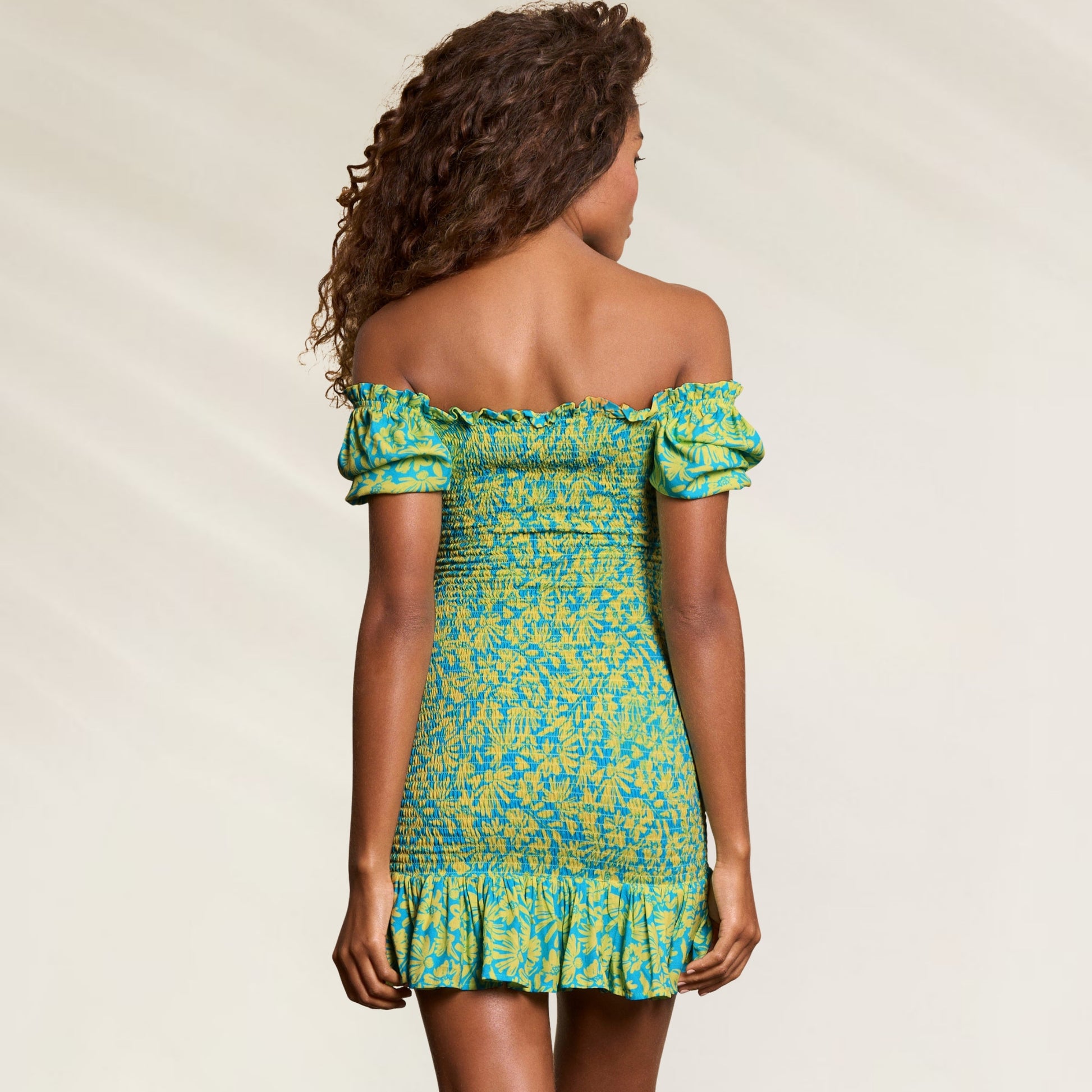 Vestido curto Maaji com estampado colorido e mangas bufantes, ideal para ocasiões casuais