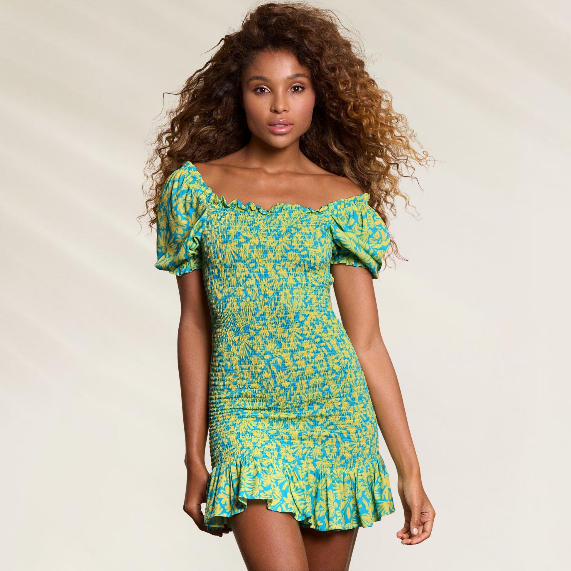 Vestido curto Maaji estampado em azul e amarelo com detalhes franzidos e mangas bufantes