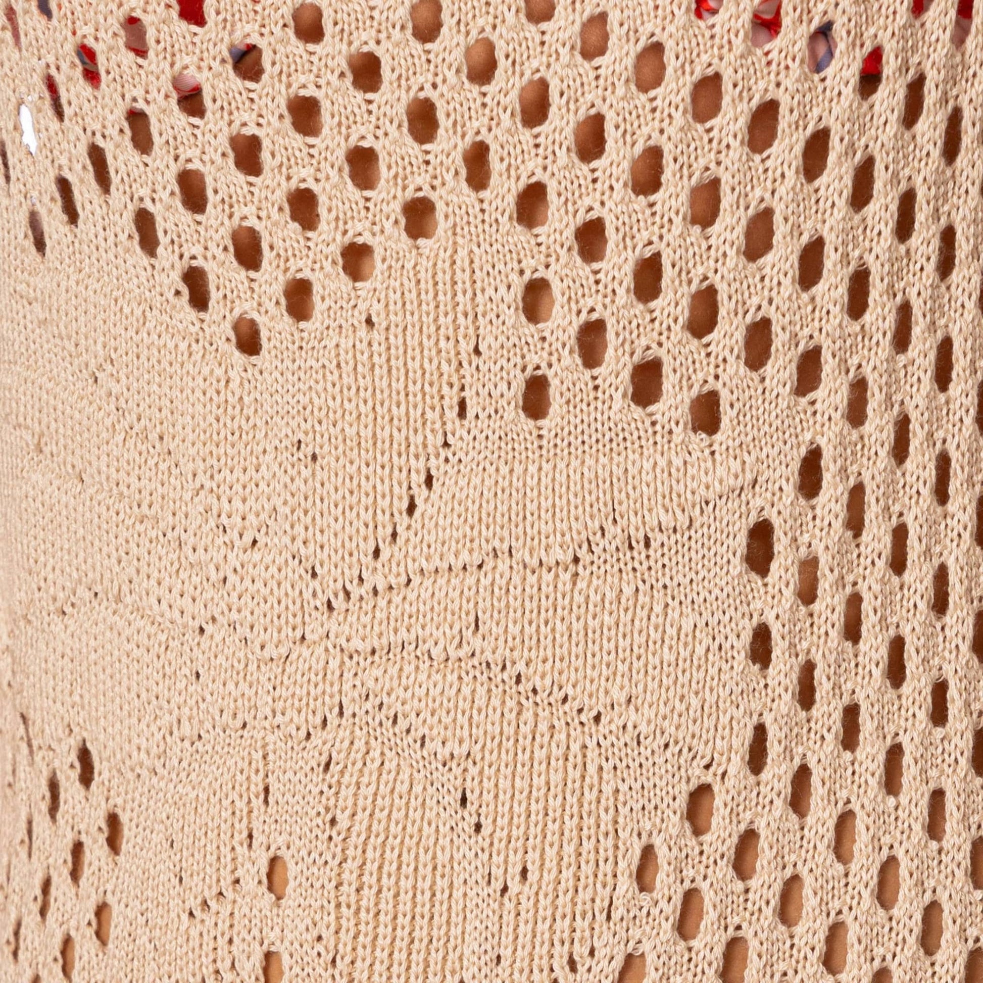 Detalhe do tecido do Vestido Longo Encore Bege da Maaji com padrão vazado e floral