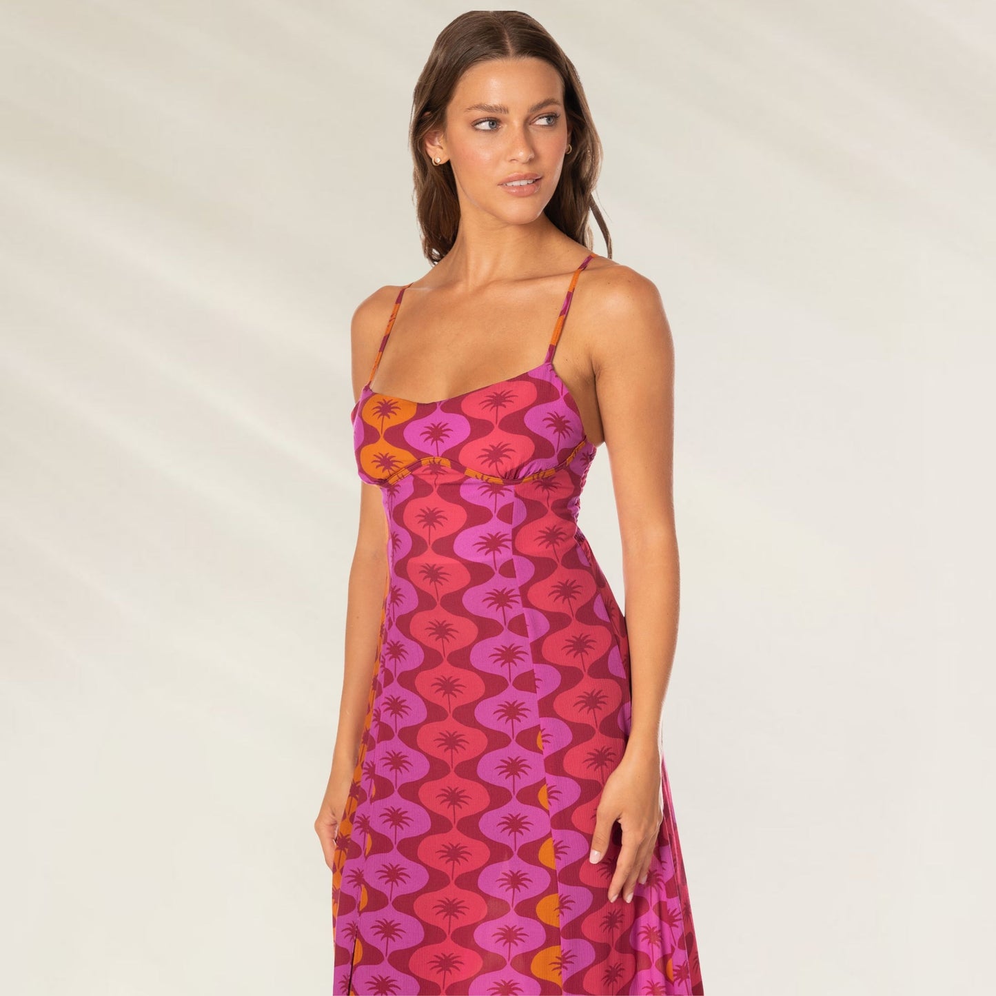 Vestido Longo Eternal Sunset Lupine da Maaji com estampa vibrante e alças finas.