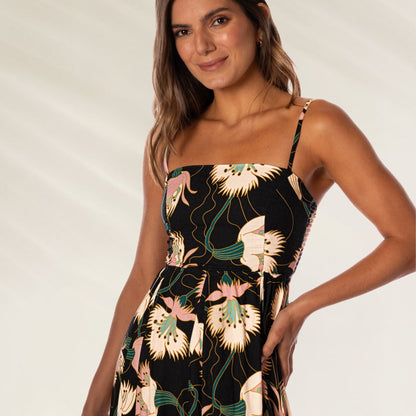 Modelo usando o Vestido Longo Floral Dream da Maaji com estampa vibrante e alças delicadas