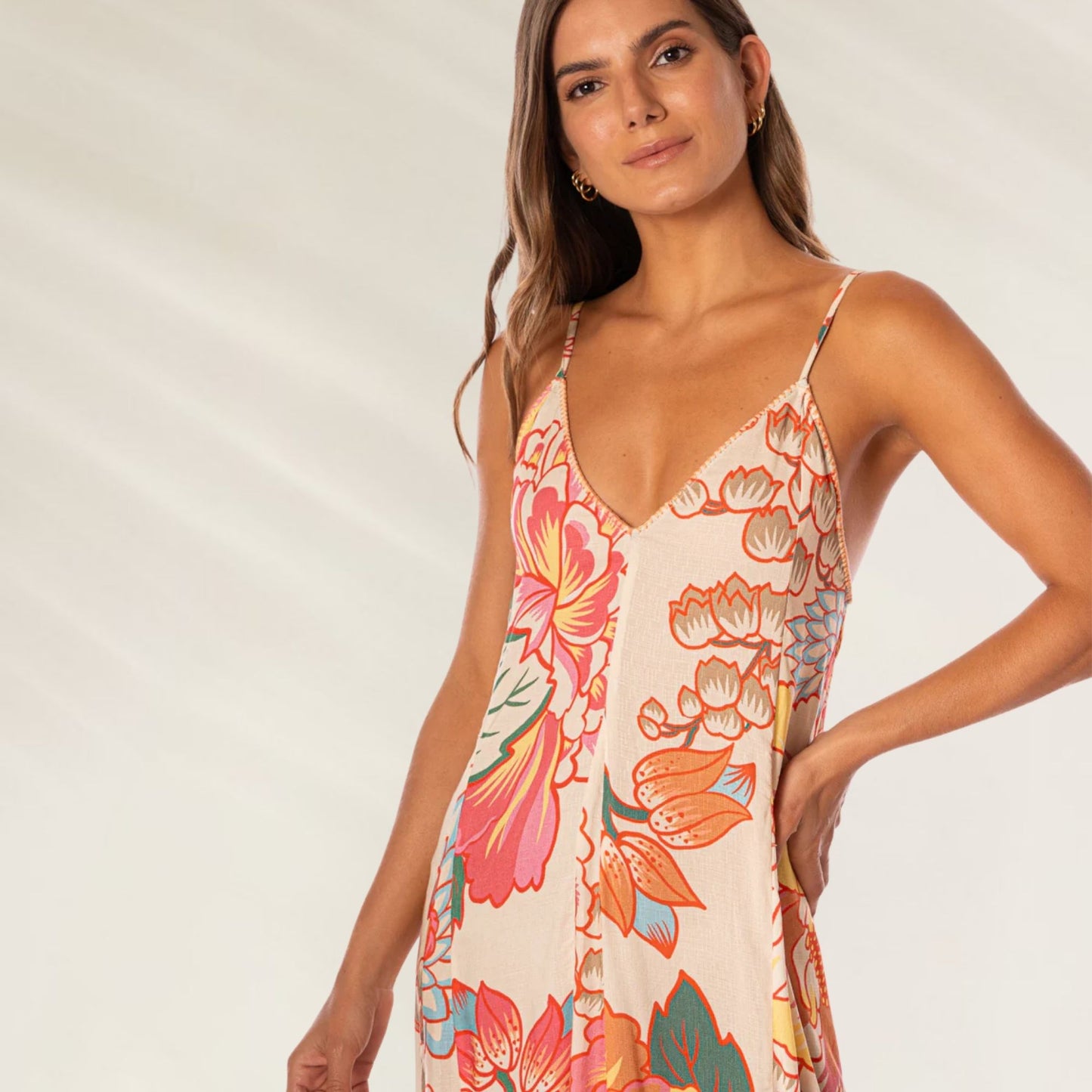 Vestido Longo Japanese Lily da Maaji com estampa floral vibrante e alças finas