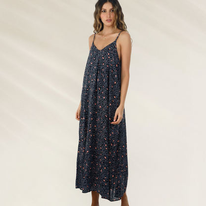Vestido Longo Malai Animal Print com estampa animal, alças finas e caimento fluido para ocasiões casuais