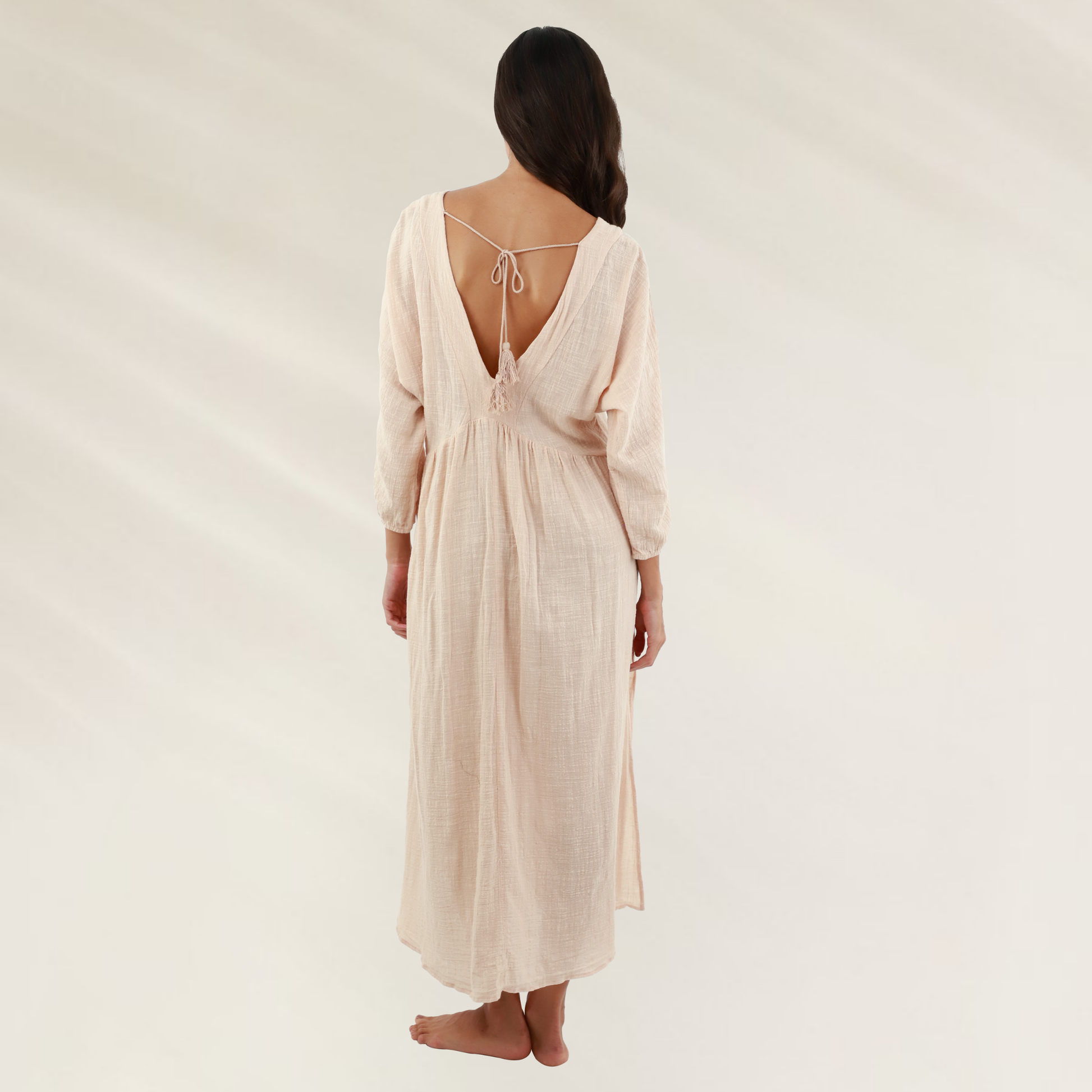 Vestido longo Malai em viscose com decote profundo e mangas longas em tom suave
