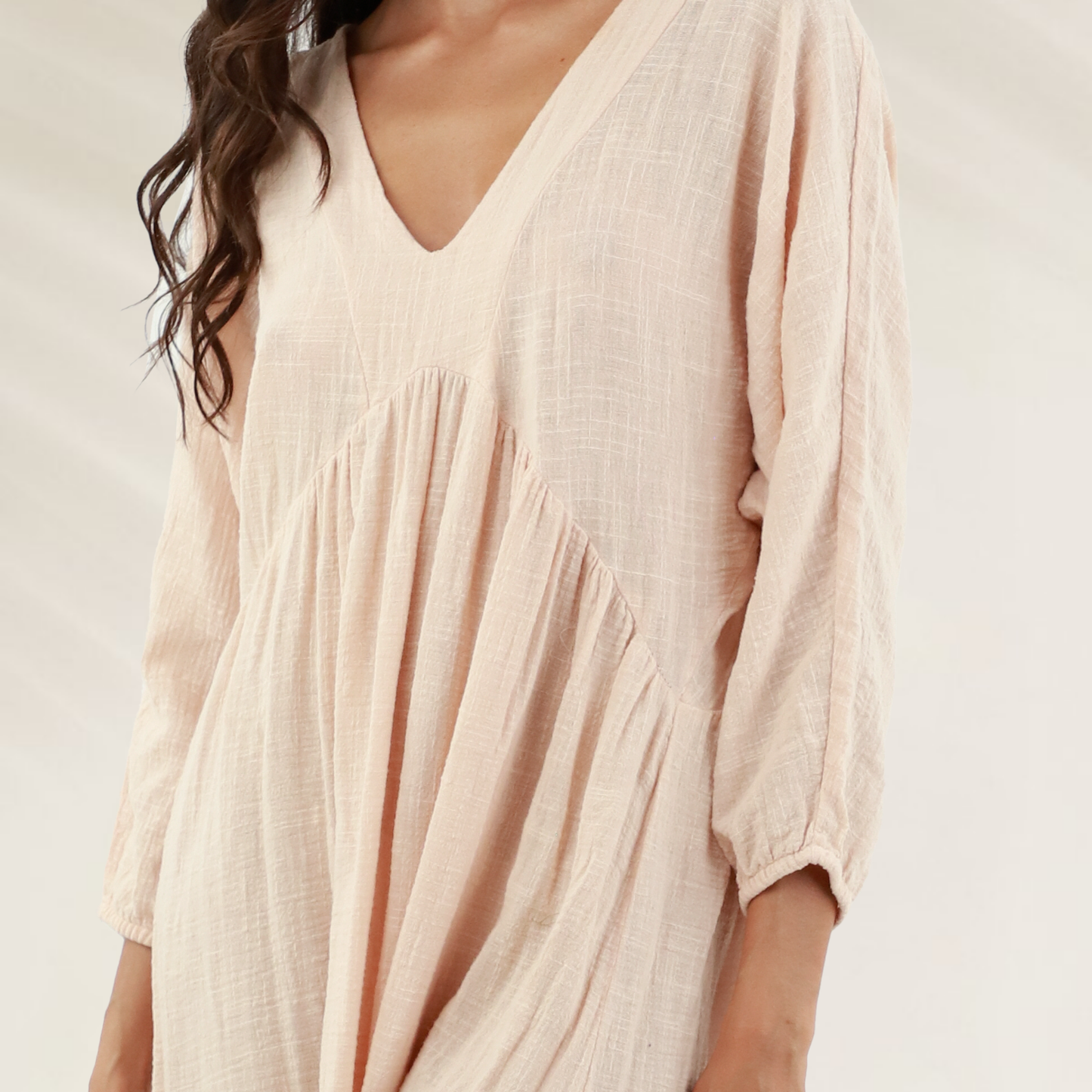 Vestido longo Malai em viscose com decote profundo em tom claro e mangas 3/4 para um look sofisticado