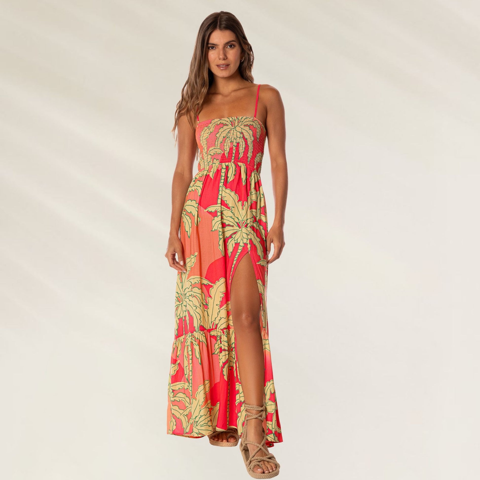 Vestido Longo Palm Garden Lavinia com estampa tropical e fenda lateral para elegância no verão
