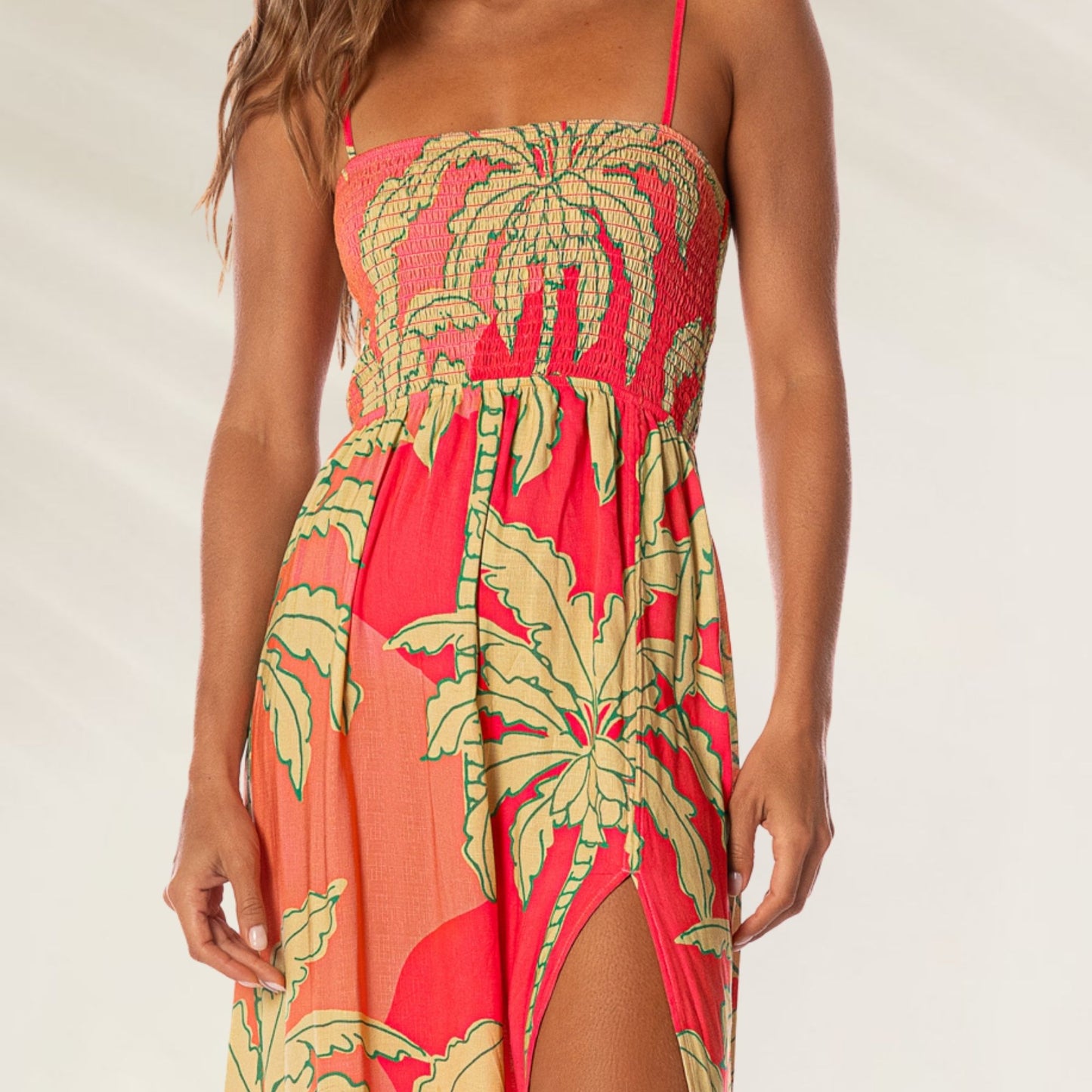 Vestido Longo Palm Garden Lavinia da Maaji com estampa vibrante de palmeiras e fenda lateral elegante