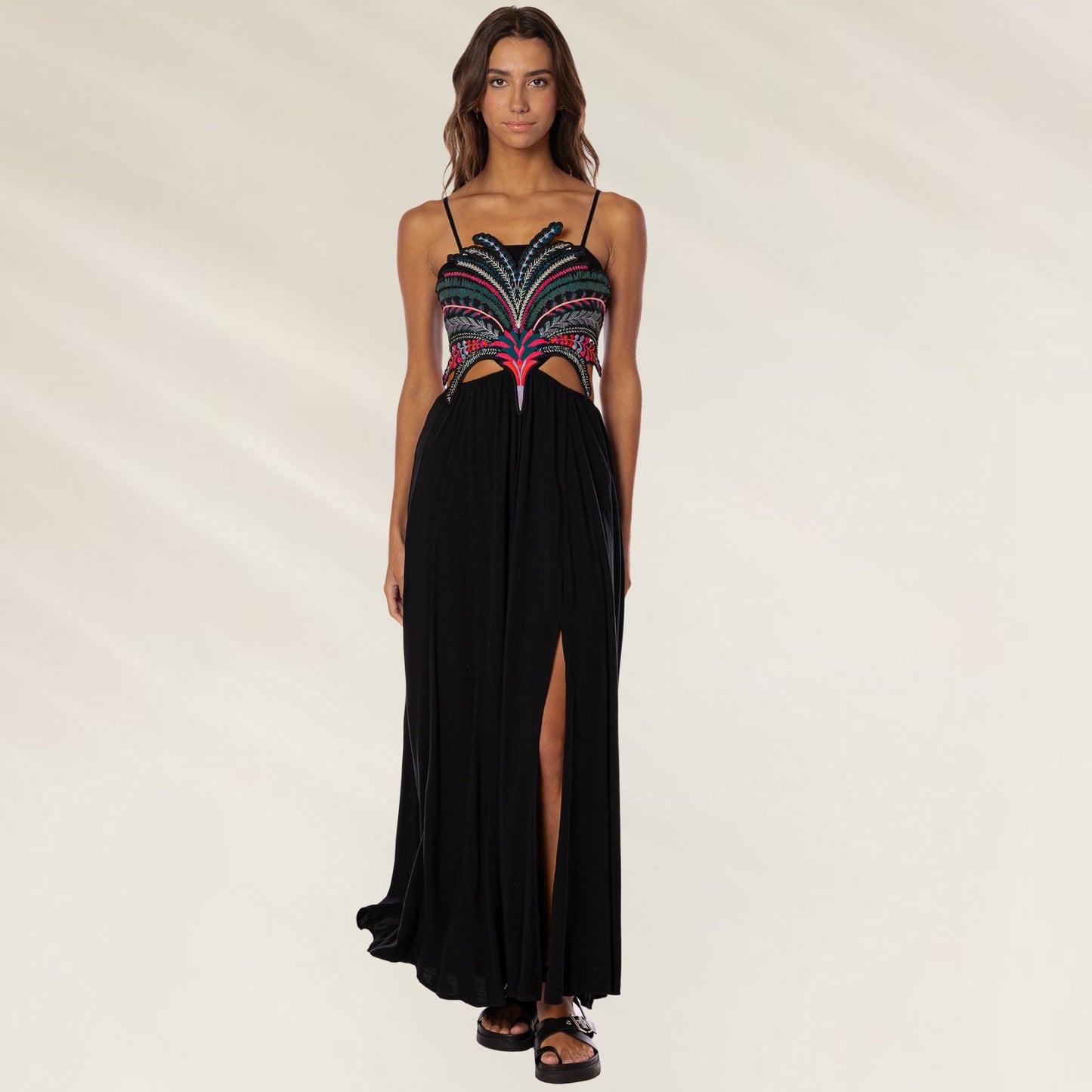 Vestido Longo Palm Grove Owen da Maaji com detalhes coloridos e fenda elegante na frente