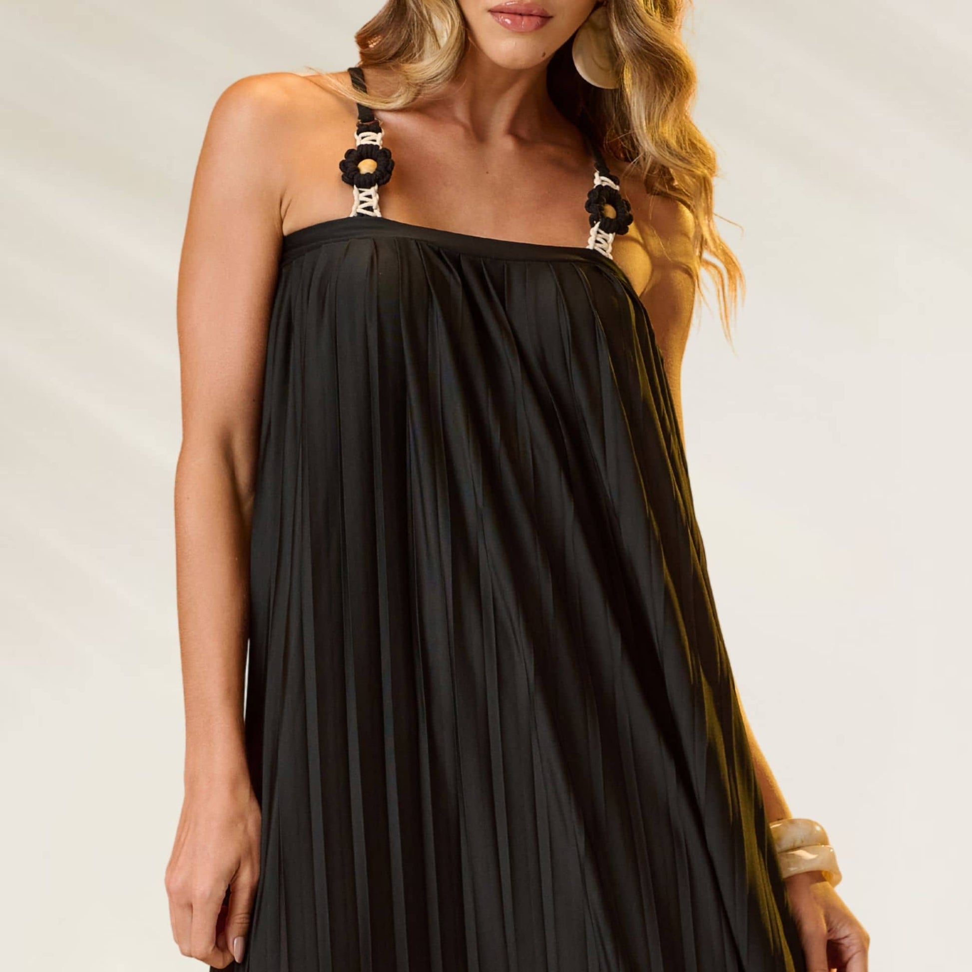 Vestido Longo Plissado Preto da Debrisa com alças decorativas e caimento fluido