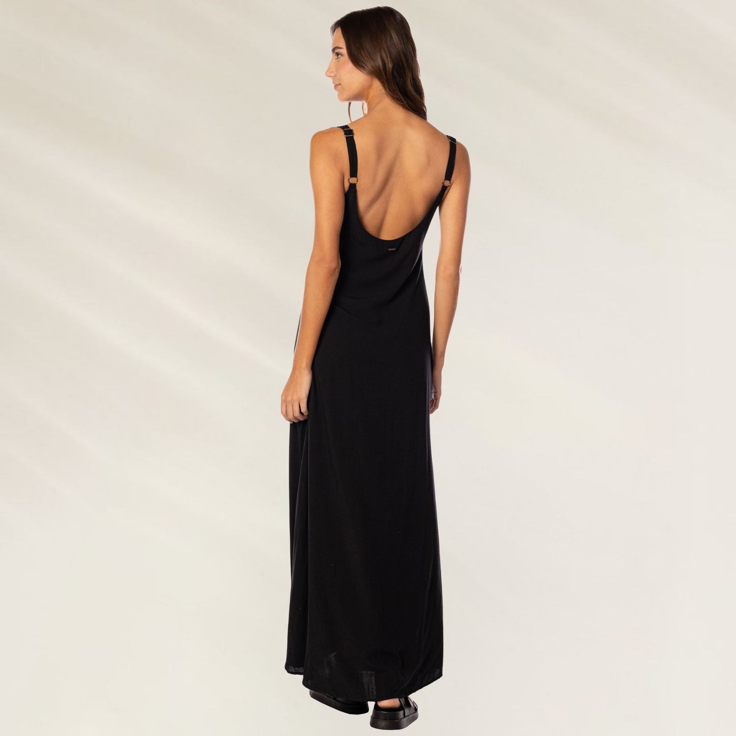Vestido Longo Preto Midnight com decote nas costas, ideal para ocasiões casuais ou elegantes