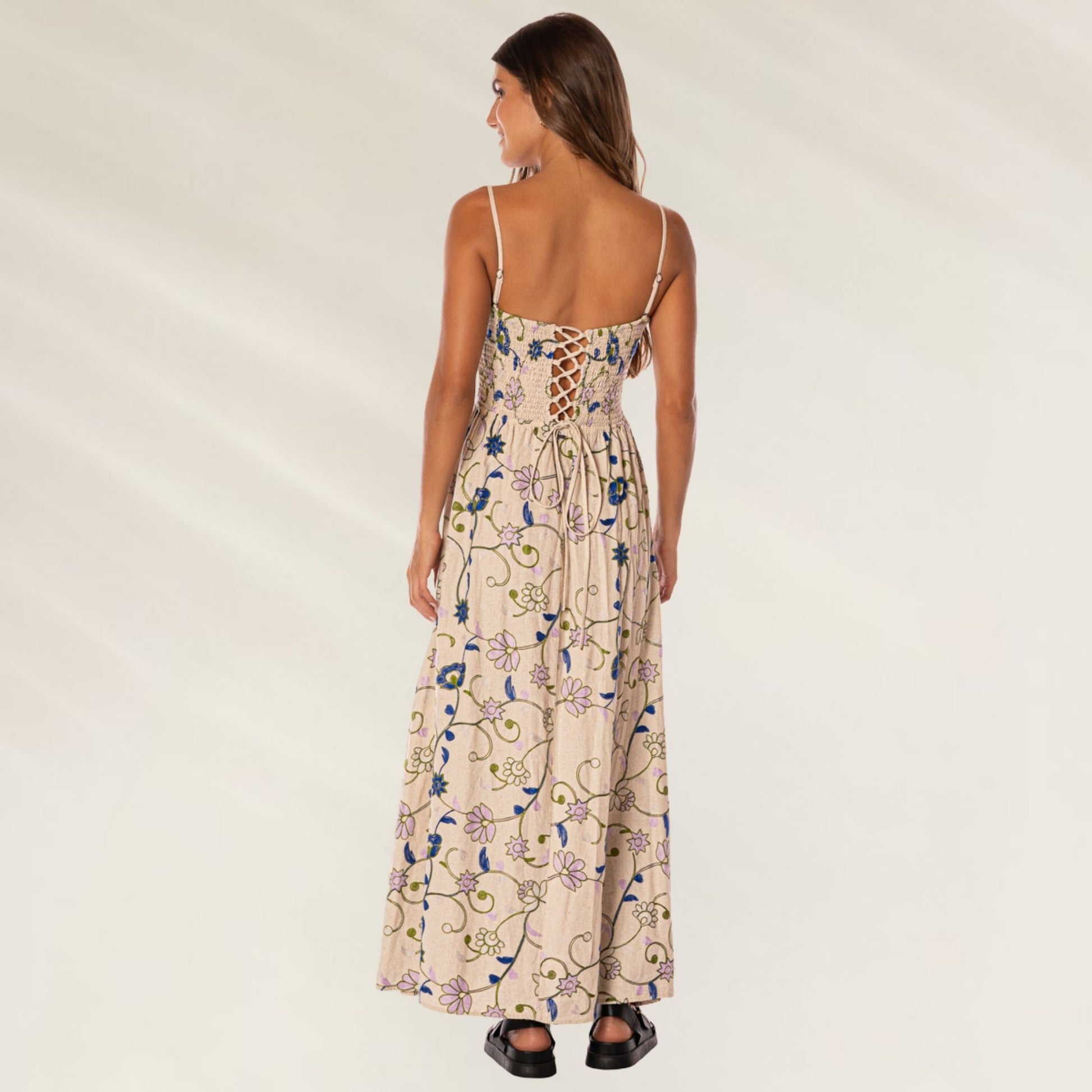 Vista traseira do Vestido Longo Purple Meadow da Maaji com detalhes em flores e amarração