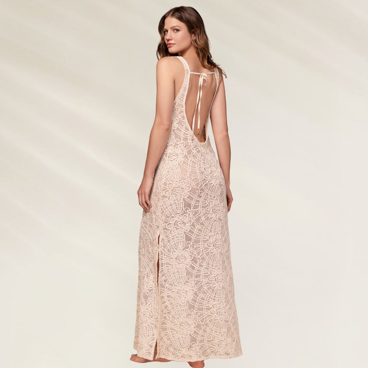 Vestido Longo Rendado Creme com costas abertas e detalhes elegantes da marca Ola Azul