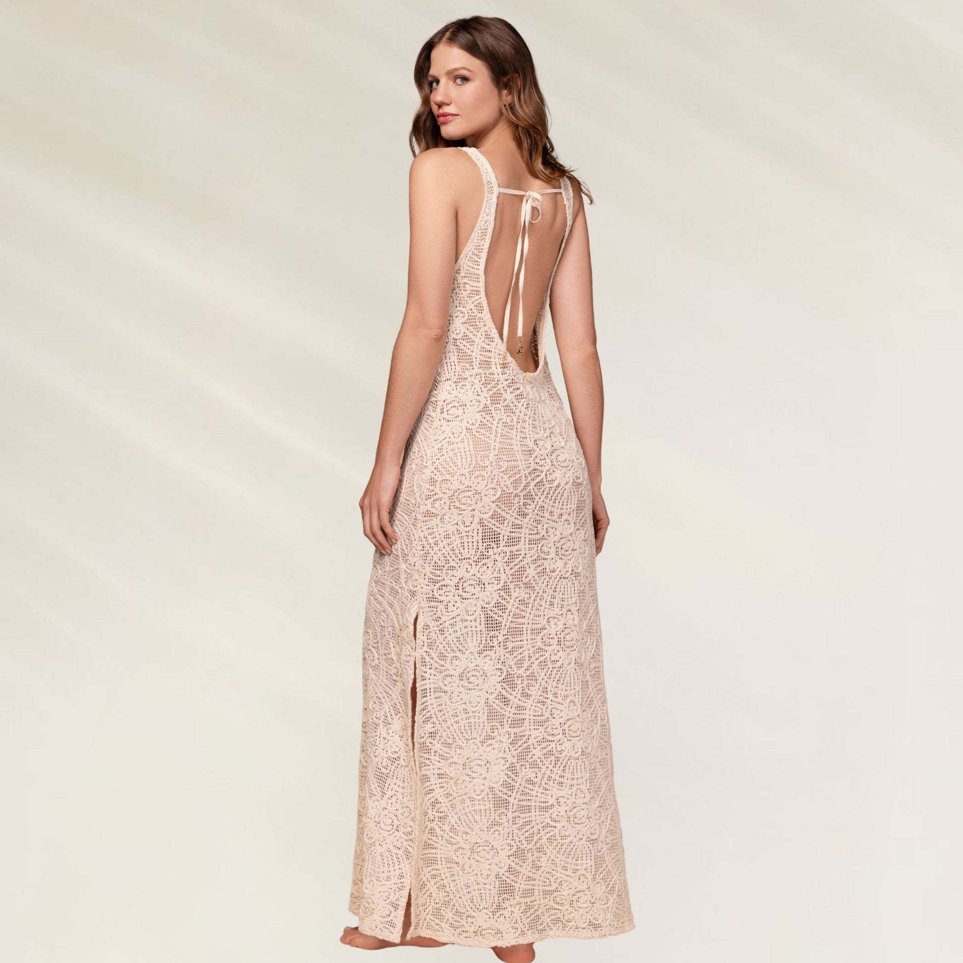 Vestido Longo Rendado Creme com costas abertas e detalhes elegantes da marca Ola Azul