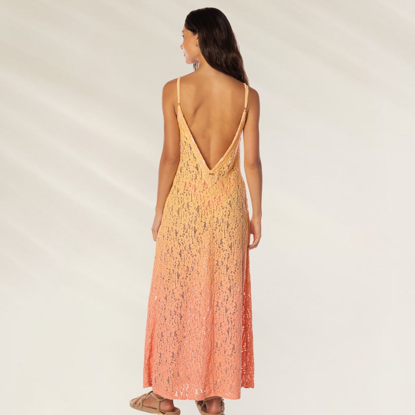Vestido Longo Sunrise Sky Elowen com decote nas costas e design gradient de laranja e amarelo