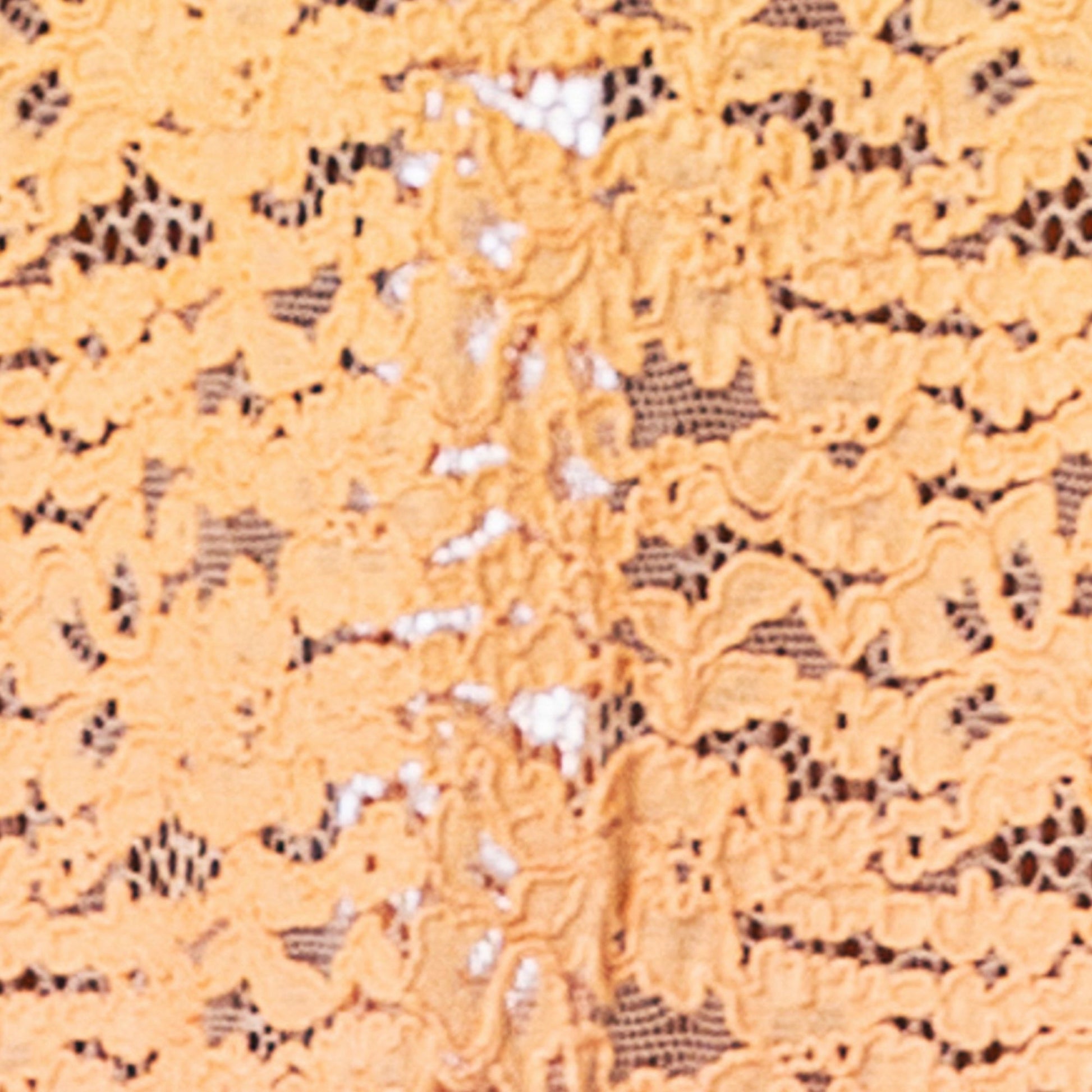 Detalhe em renda do Vestido Longo Sunrise Sky Elowen da Maaji em tom nude suave