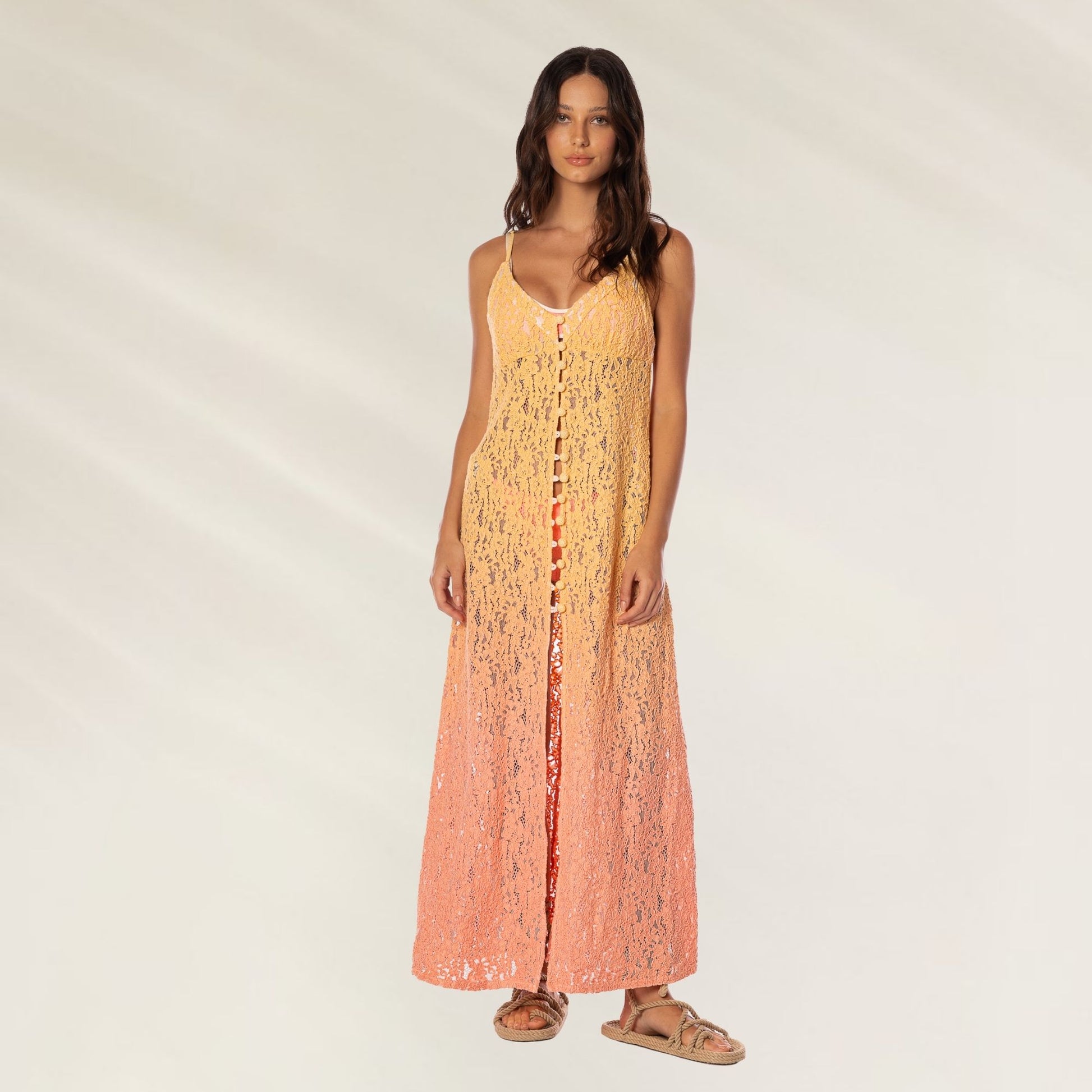 Vestido Longo Sunrise Sky Elowen da Maaji, em tons de laranja e rosa com detalhe de botões na frente