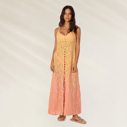 Vestido Longo Sunrise Sky Elowen da Maaji, em tons de laranja e rosa com detalhe de botões na frente