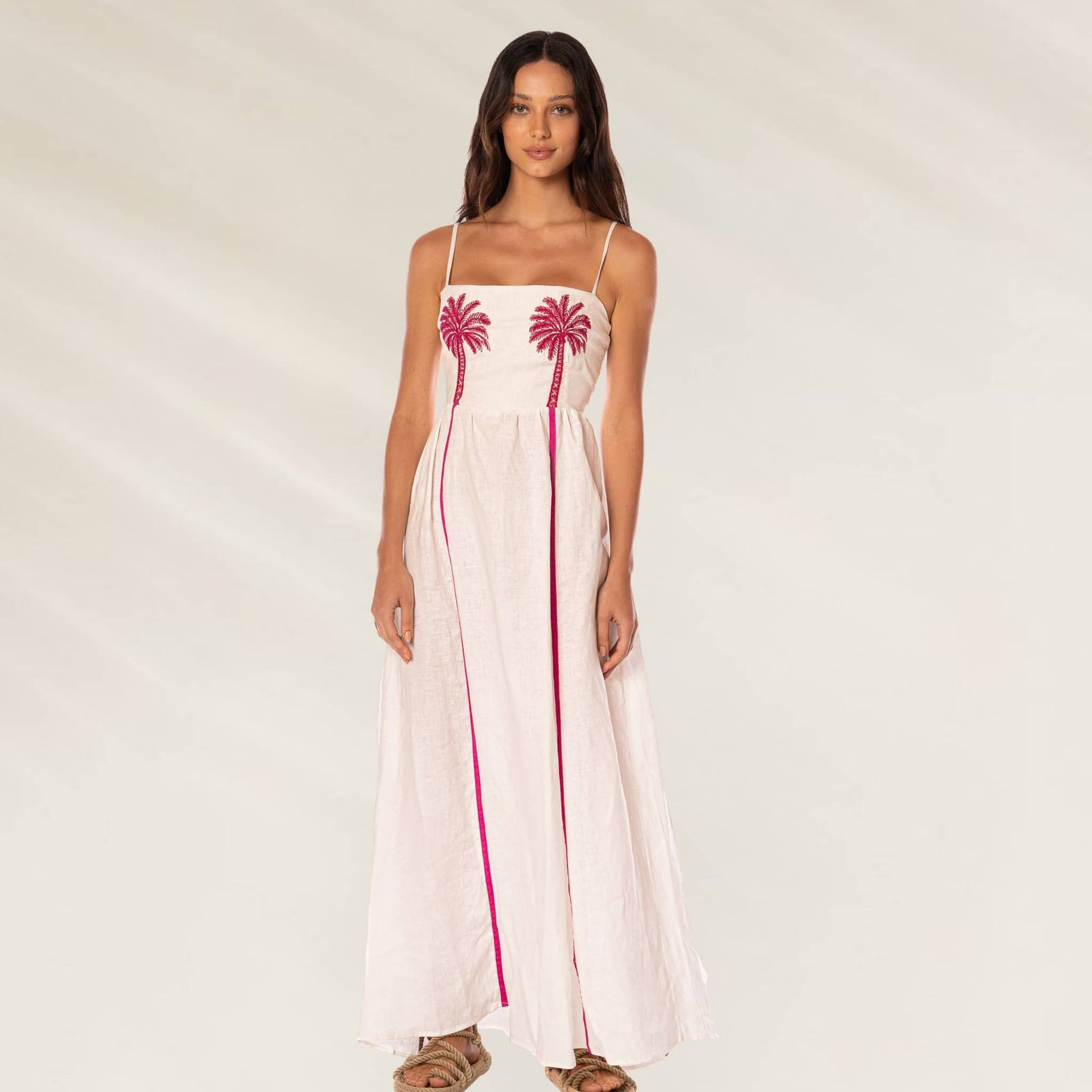 Vestido Longo Tropical Haven Ela da Maaji com estampa de palmeiras e alças ajustáveis