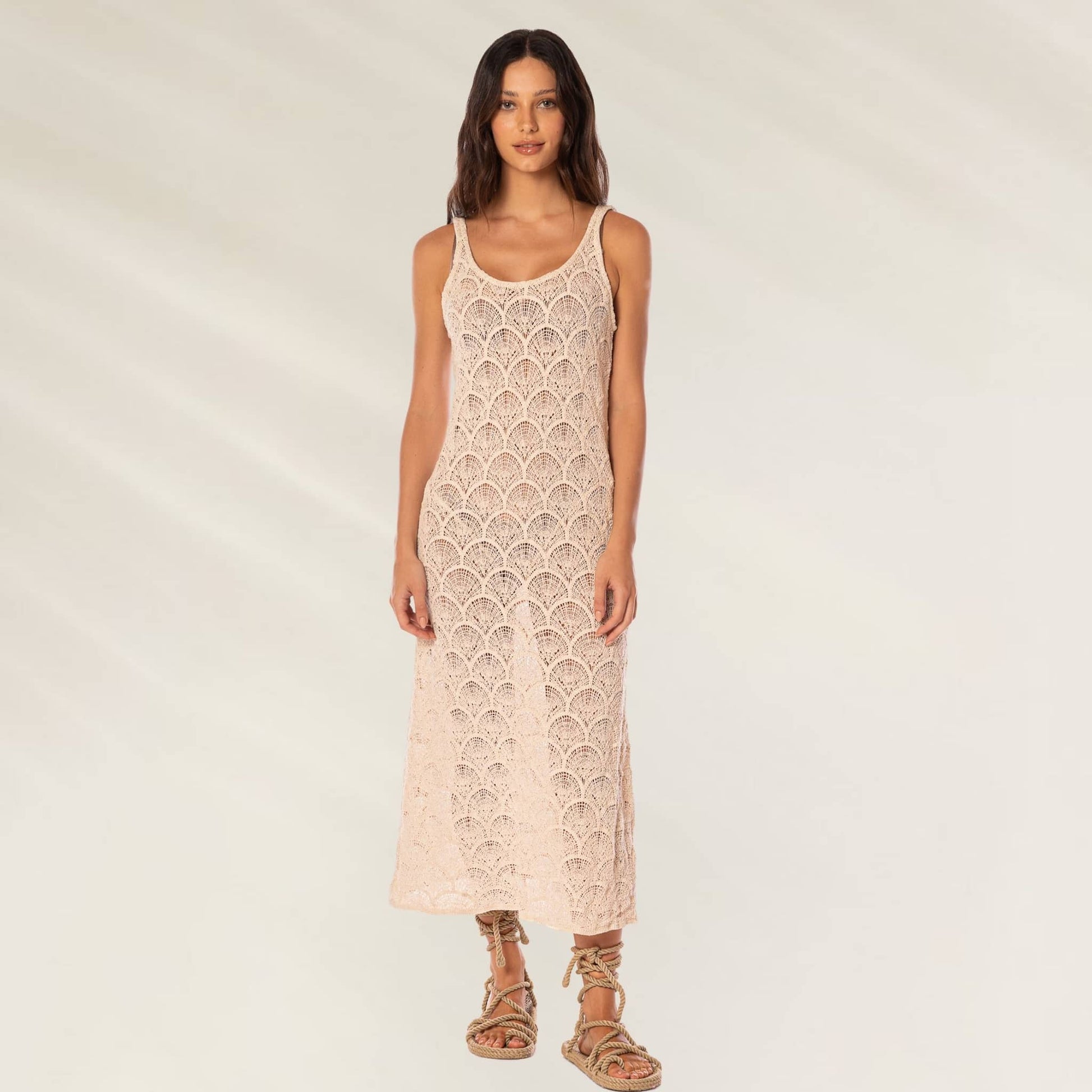 Vestido Longo Wavy Shell Quartz da Maaji em tom claro com design elegante e detalhe em crochê