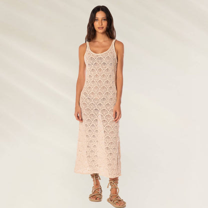 Vestido Longo Wavy Shell Quartz da Maaji em tom claro com design elegante e detalhe em crochê