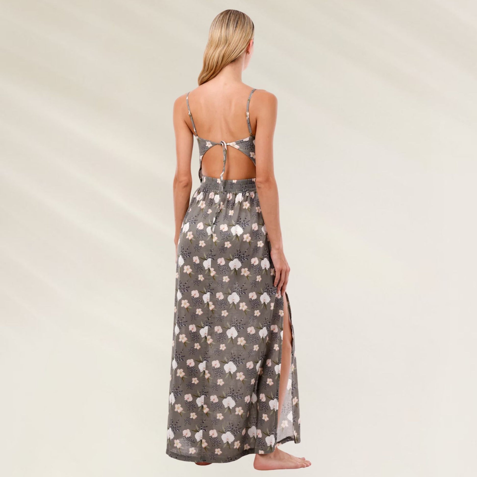 Vestido Maxi Floral Cut-Out em estilo longo com costas abertas e estampa delicada em flores