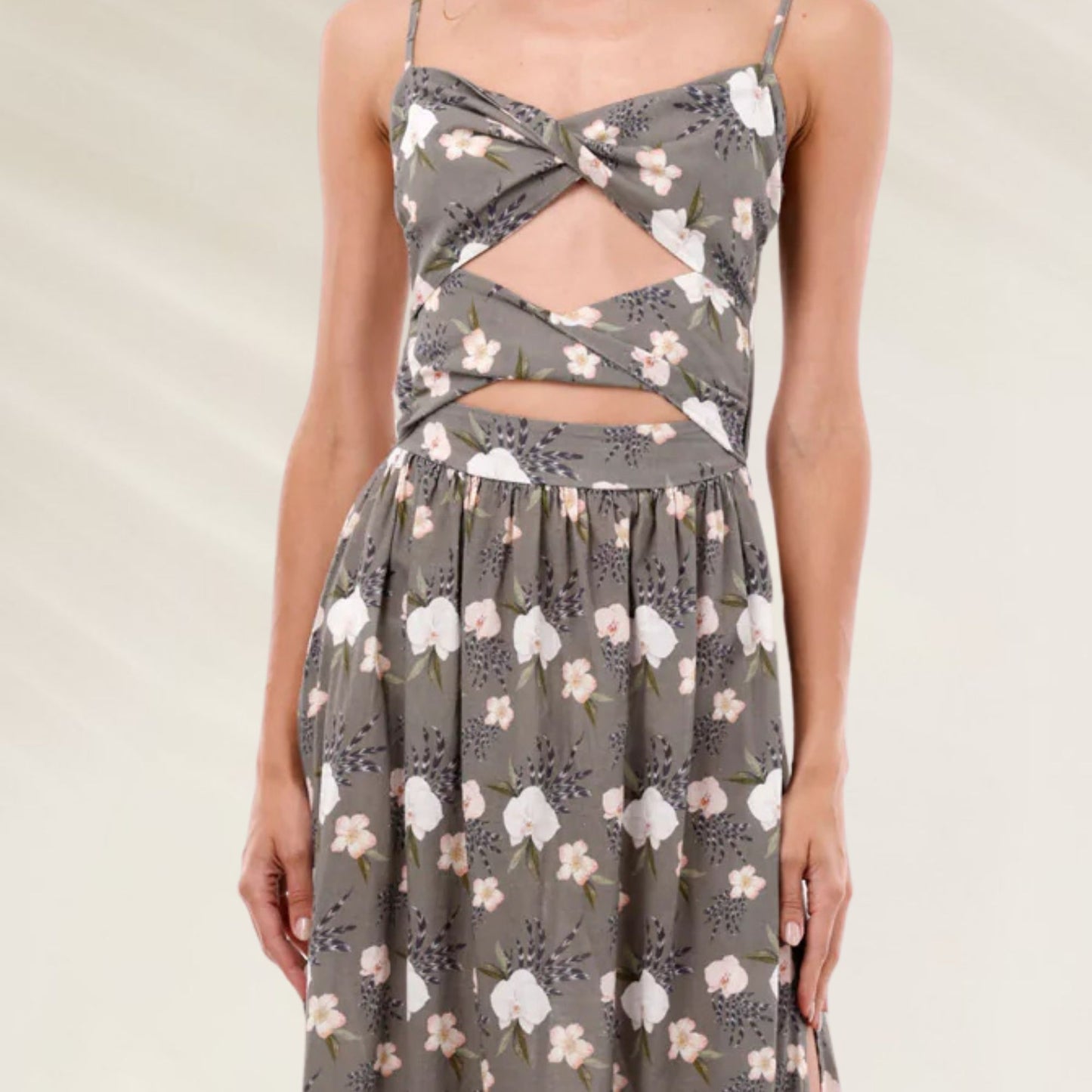 Vestido Maxi Floral Cut-Out da Malai com detalhes em flores e recortes elegantes na parte da cintura