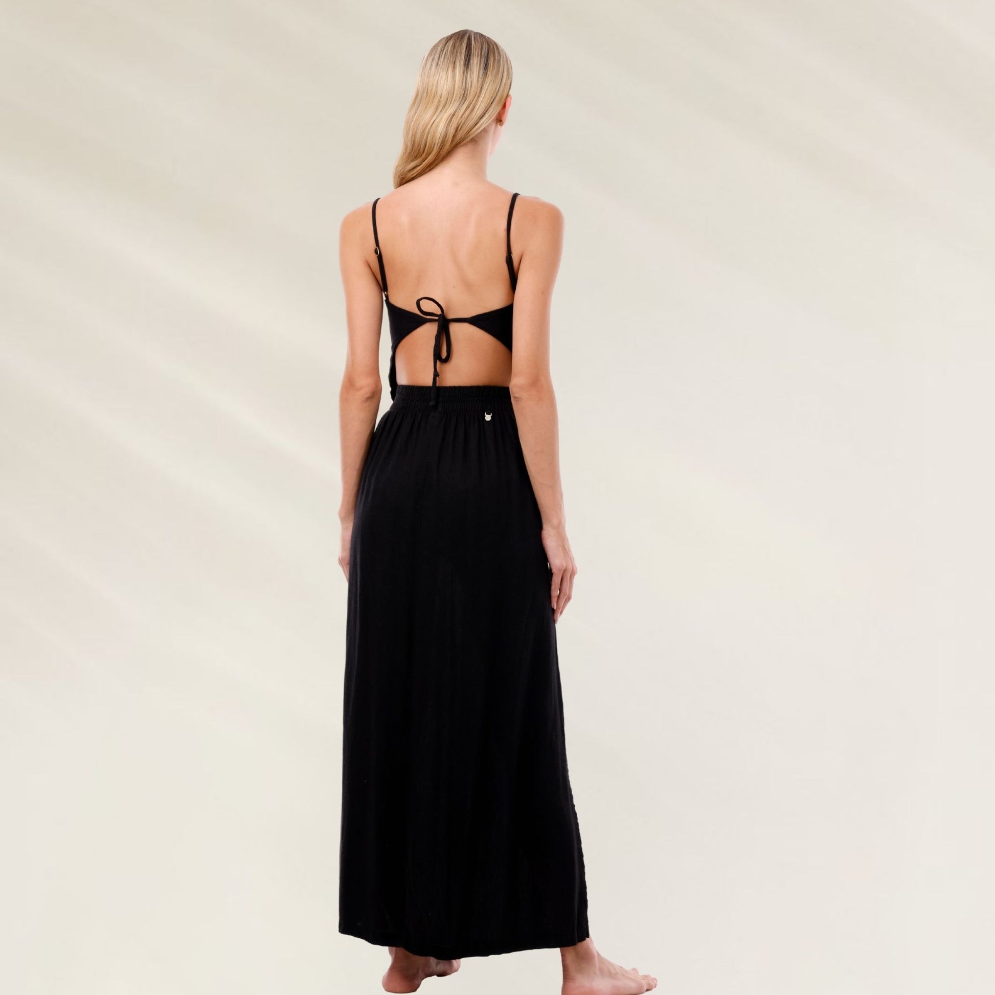 Vestido Maxi Preto Cut-Out com costas nuas e alças finas para um look elegante e moderno