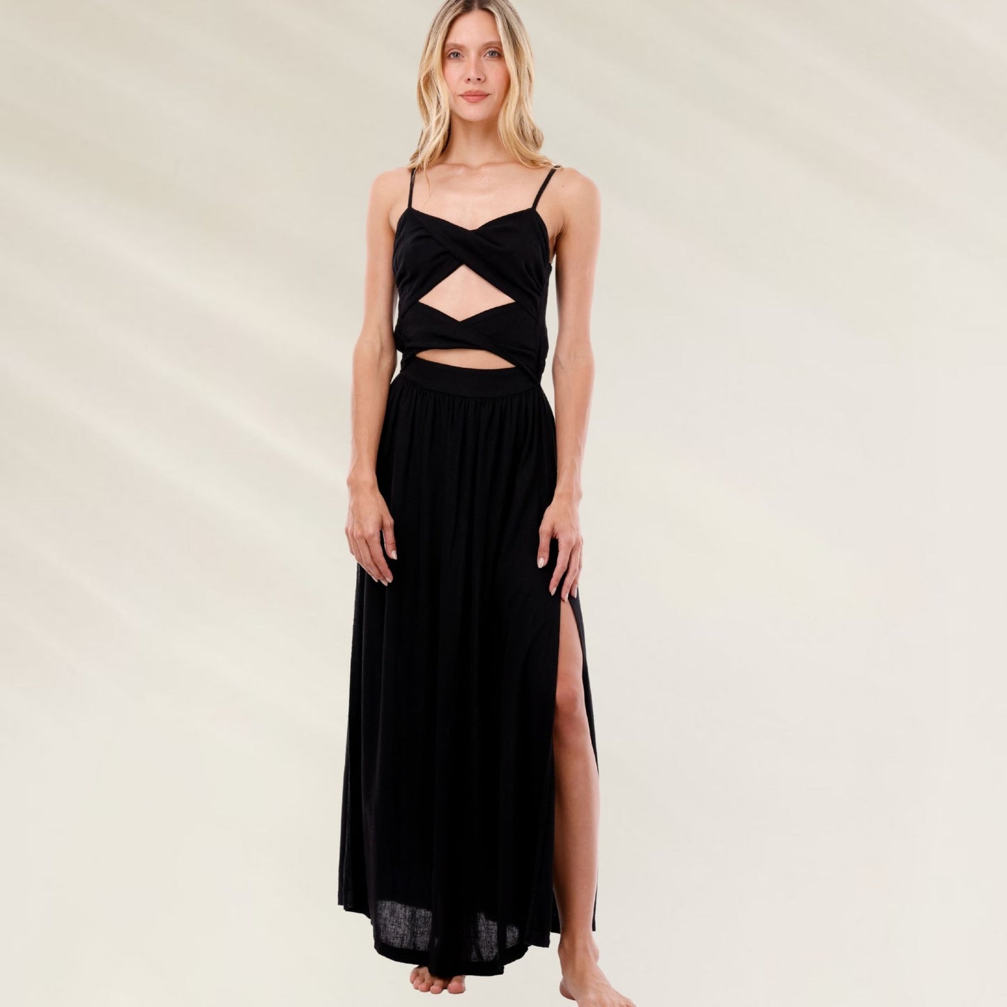Vestido Maxi Preto Cut-Out com decote em cruz e fenda lateral elegante para ocasiões especiais
