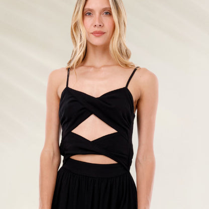 Modelo usando um Vestido Maxi Preto Cut-Out com detalhes em recorte na cintura