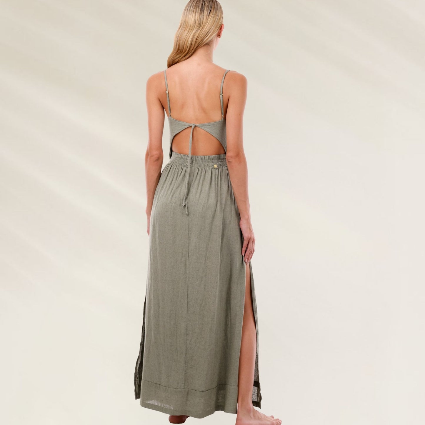 Vestido Maxi Verde Cut-Out nas costas com detalhes em fendas laterais para um look elegante e confortável