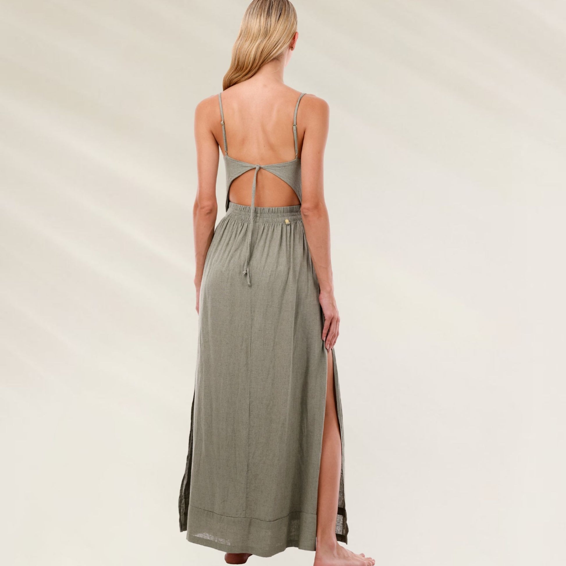 Vestido Maxi Verde Cut-Out nas costas com detalhes em fendas laterais para um look elegante e confortável