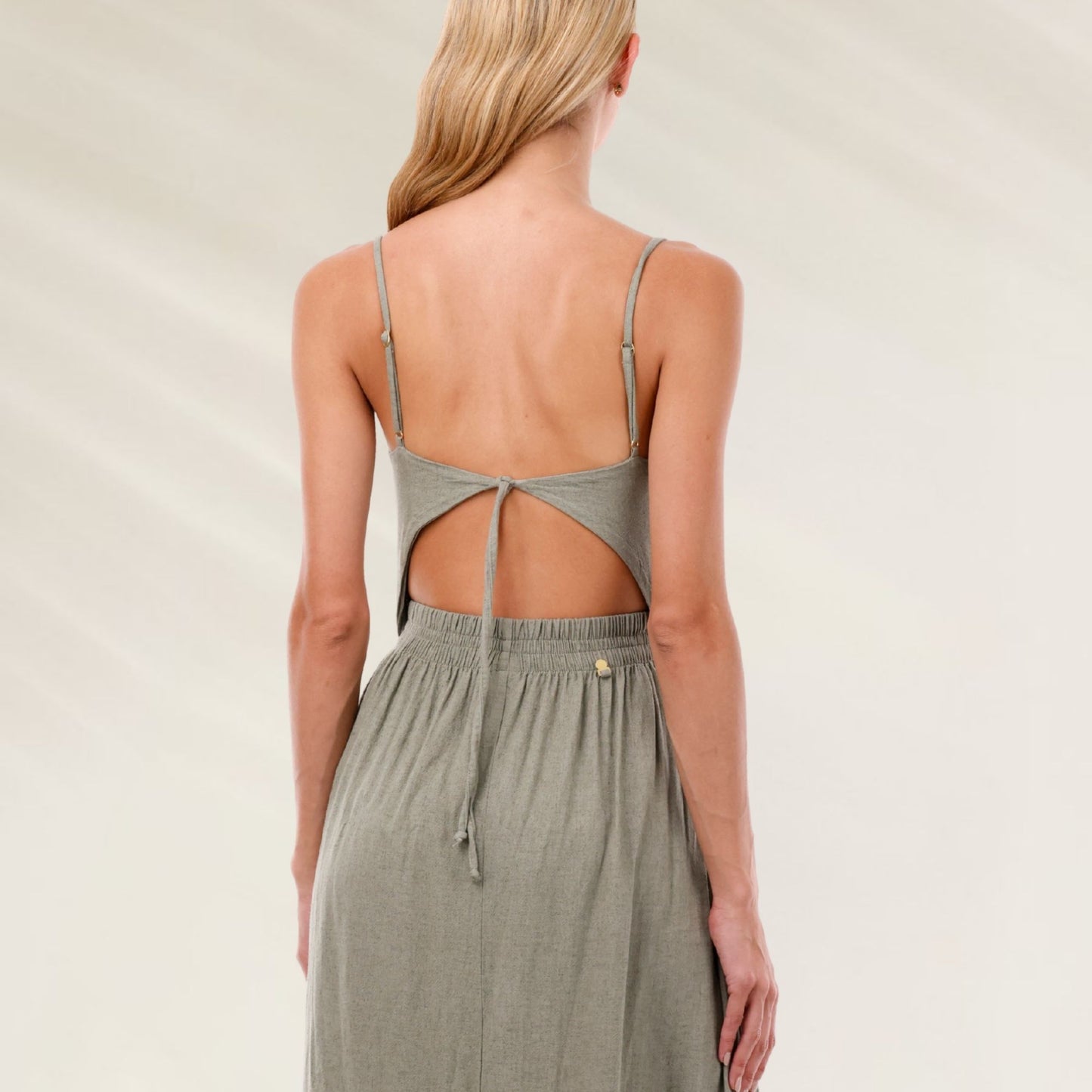 Vestido Maxi Verde Cut-Out nas costas com detalhe aberto e alças finas, ideal para ocasiões informais