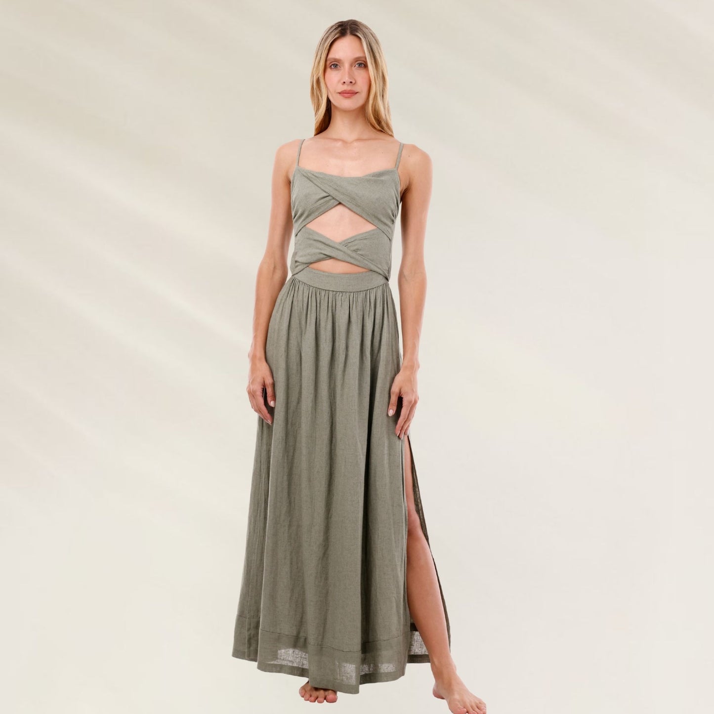 Vestido Maxi Verde Cut-Out em tecido leve com recortes laterais e saia longa