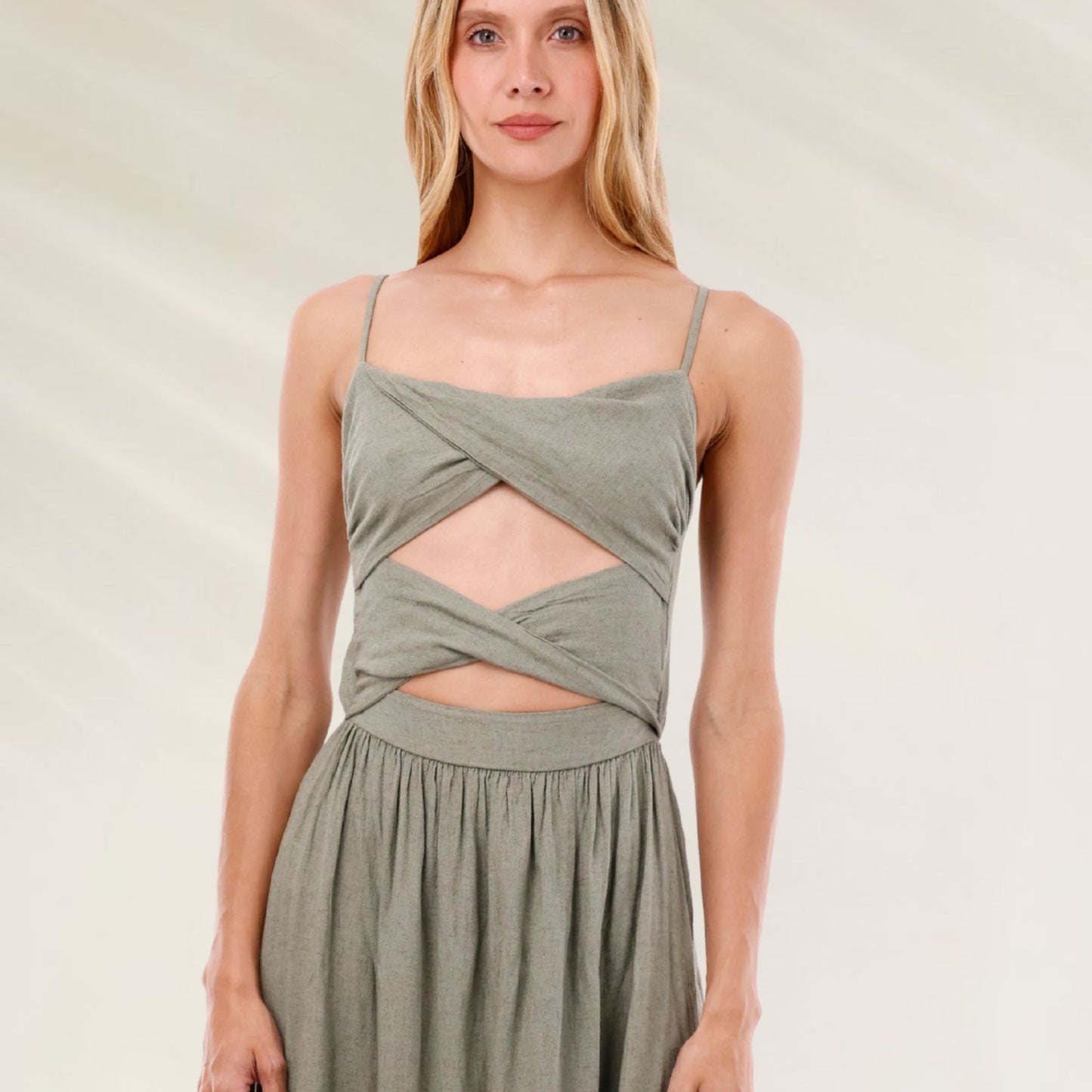 Vestido Maxi Verde Cut-Out com detalhes em recortes e alças finas, ideal para eventos de verão