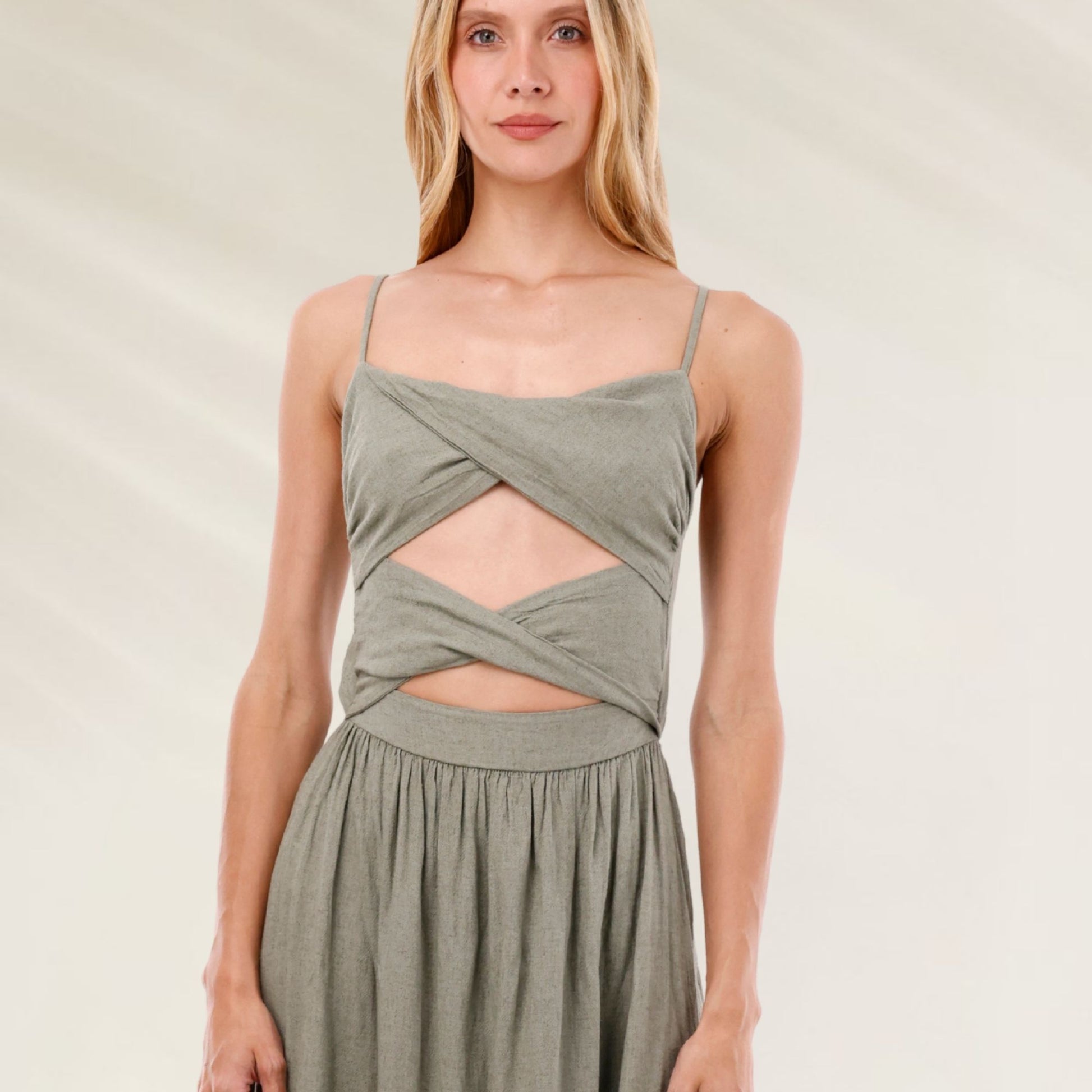 Vestido Maxi Verde Cut-Out com detalhes em recortes e alças finas, ideal para eventos de verão