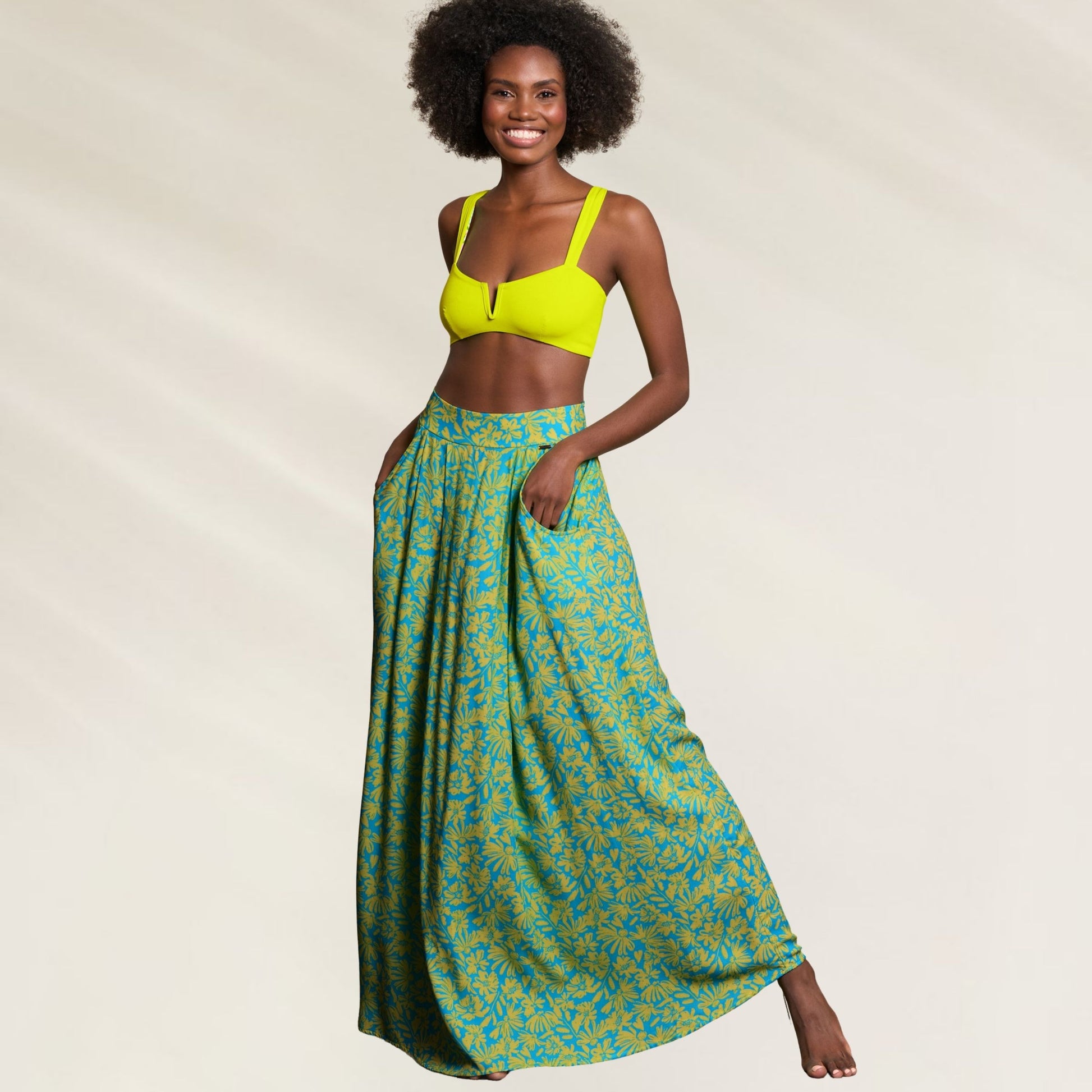 Saia longa Maaji em estampa tropical azul e verde com bolsos, ideal para looks de verão