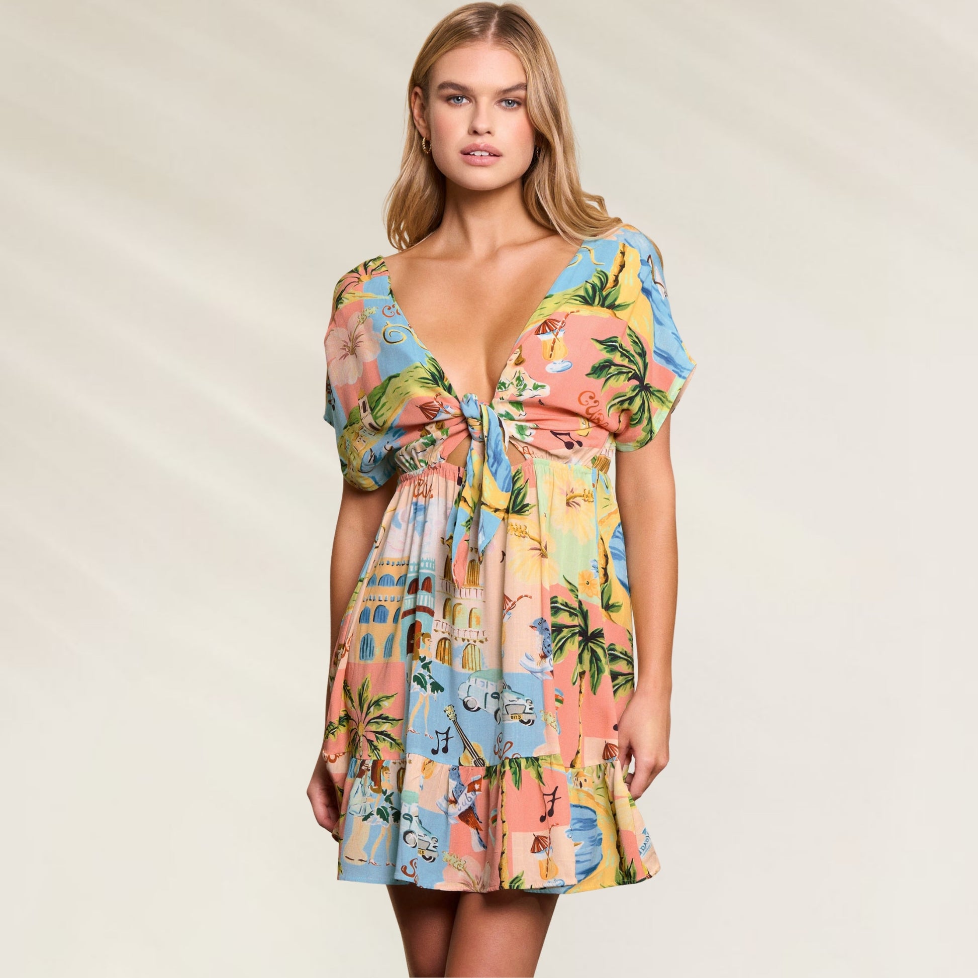 Vestido curto Maaji com estampa tropical colorida e detalhe em amarração no decote