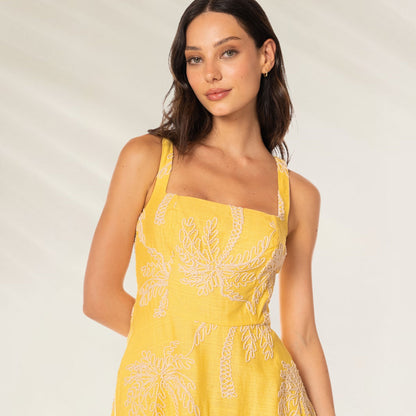 Vestido Palm Poetry Isolde em amarelo com bordados de folhas, estilo leve e fresco para o verão