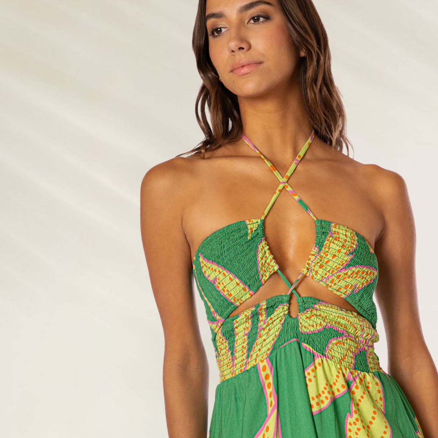 Vestido Palm Rush Karhi Midi da Maaji em verde com estampas vibrantes e decote moderno