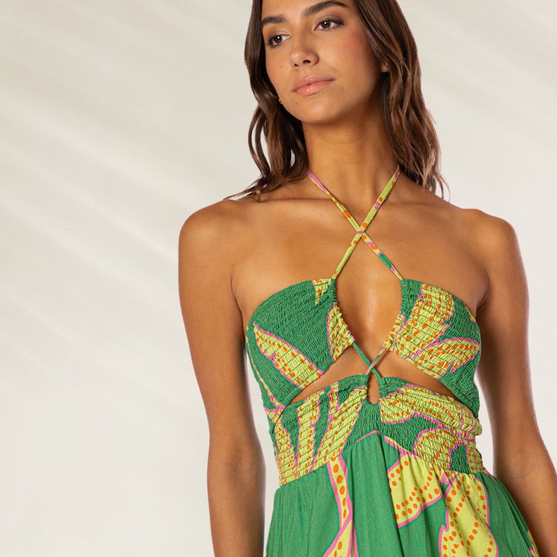 Vestido Palm Rush Karhi Midi da Maaji em verde com estampas vibrantes e decote moderno