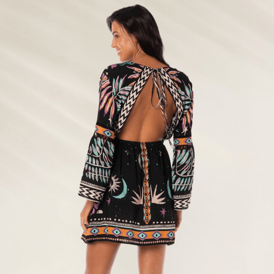 Vestido curto Maaji com estampa colorida e costas abertas para um visual moderno e confortável